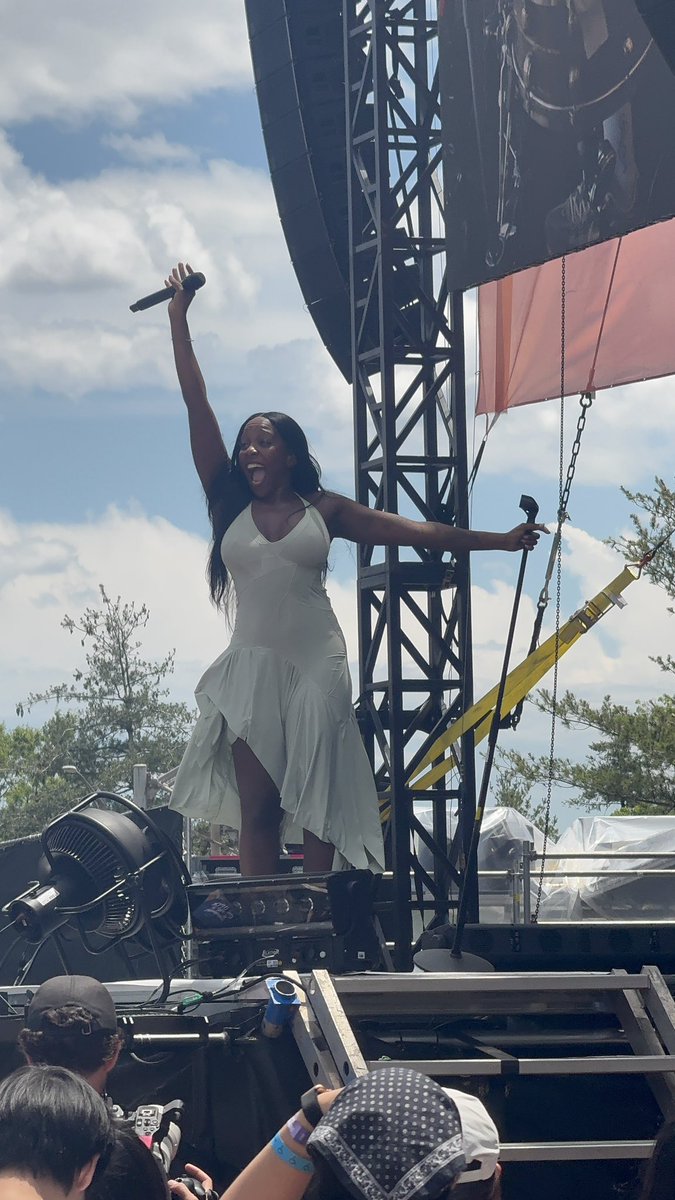 rachelfrupdate's tweet photo. Rachel Chinouriri au @GovBallNYC aujourd’hui ! 🤍

📸 @bittersuitesab https://t.co/7u4VwXlPYI