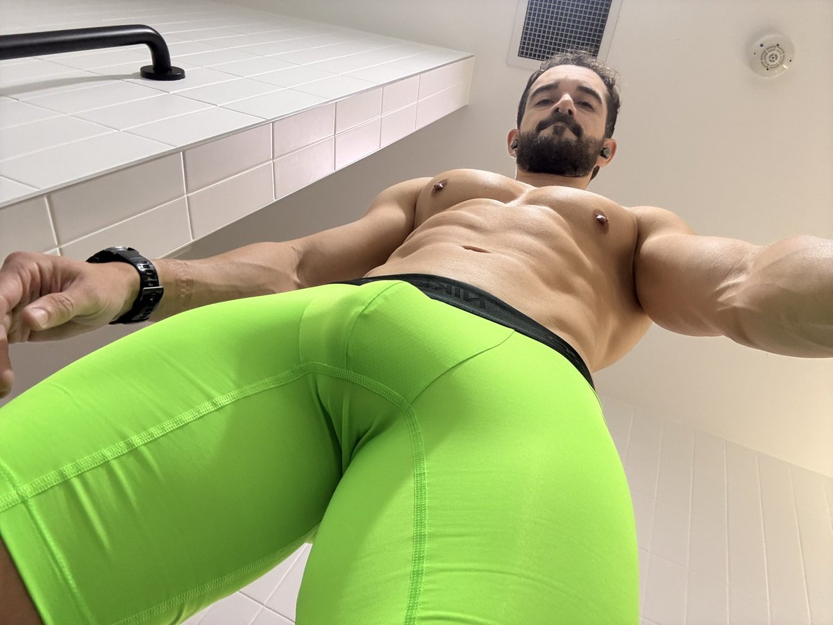 reecealpha1's tweet photo. Be a good boy and get to work on this bulge https://t.co/KrjbqZ49hz