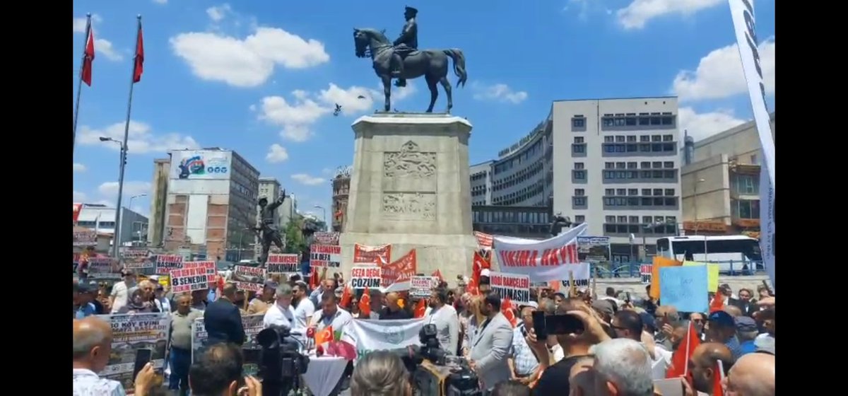 GunerHikme16226's tweet photo. Bugün Ankara ulusta hobi bahçeleri sahipleri basın açıklaması yaptı hiç bir haber kanalında yer almadı kedi ağaca çıksa haber değeri oluyor milyonlarca ailenin sesi haber olmadı malesef Bu konuda bir açıklama yaparsanız sevinirim şamil bey 🙏 https://t.co/YW3faezUBY