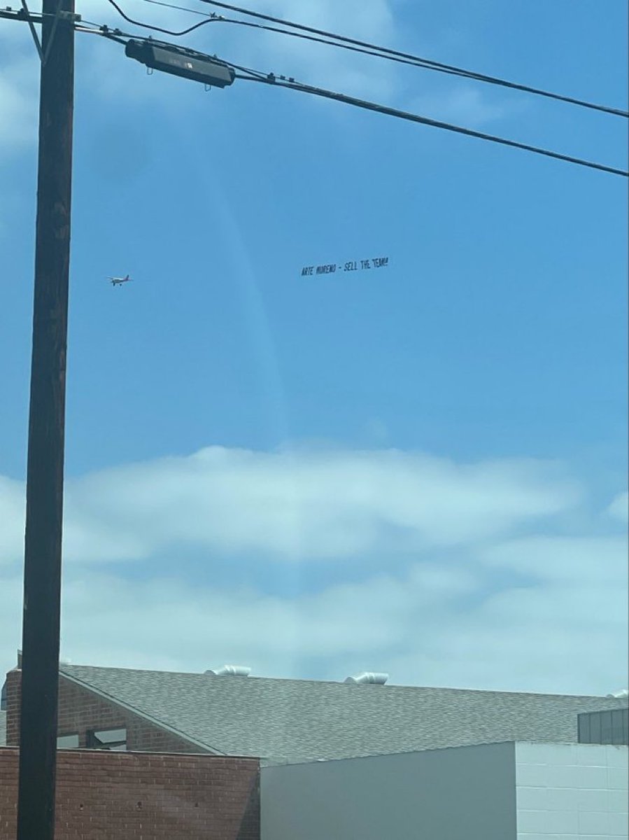 D1SCHER's tweet photo. Banner seen flying around Southern California: 

“Arte Moreno - Sell The Team!!” https://t.co/TOtXsQwtbk