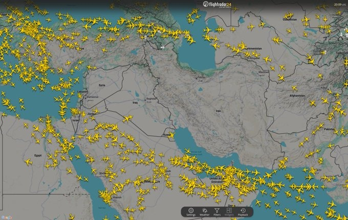 MarioNawfal's tweet photo. 🚨🇮🇱🇮🇷 An image of current air traffic in the Middle East. 

Iran, and Iraq have already completely closed their airspaces while Syria has terminated air traffic in its southern half.

Source: @OSINTdefender / Writer: Mhedi https://t.co/2Uhj66RcIk