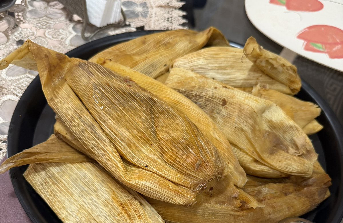 Ze1ooooo's tweet photo. Tamales oaxaqueños y mangos 

Los tamales hechos por mi abuelita https://t.co/7kDerSVH8S