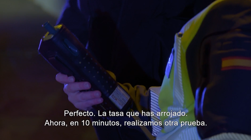 CROP_TV's tweet photo. 🍺 El conductor de #Madrid arroja una tasa de alcoholemia constitutiva de delito.

🚗 Pero lo que más le preocupa ahora es explicarle a su suegro que ha dejado el coche siniestro. La próxima comida familiar va a costar más de digerir que la propia multa.

Es #ControlDeCarreteras. https://t.co/gHGSxd2hRz