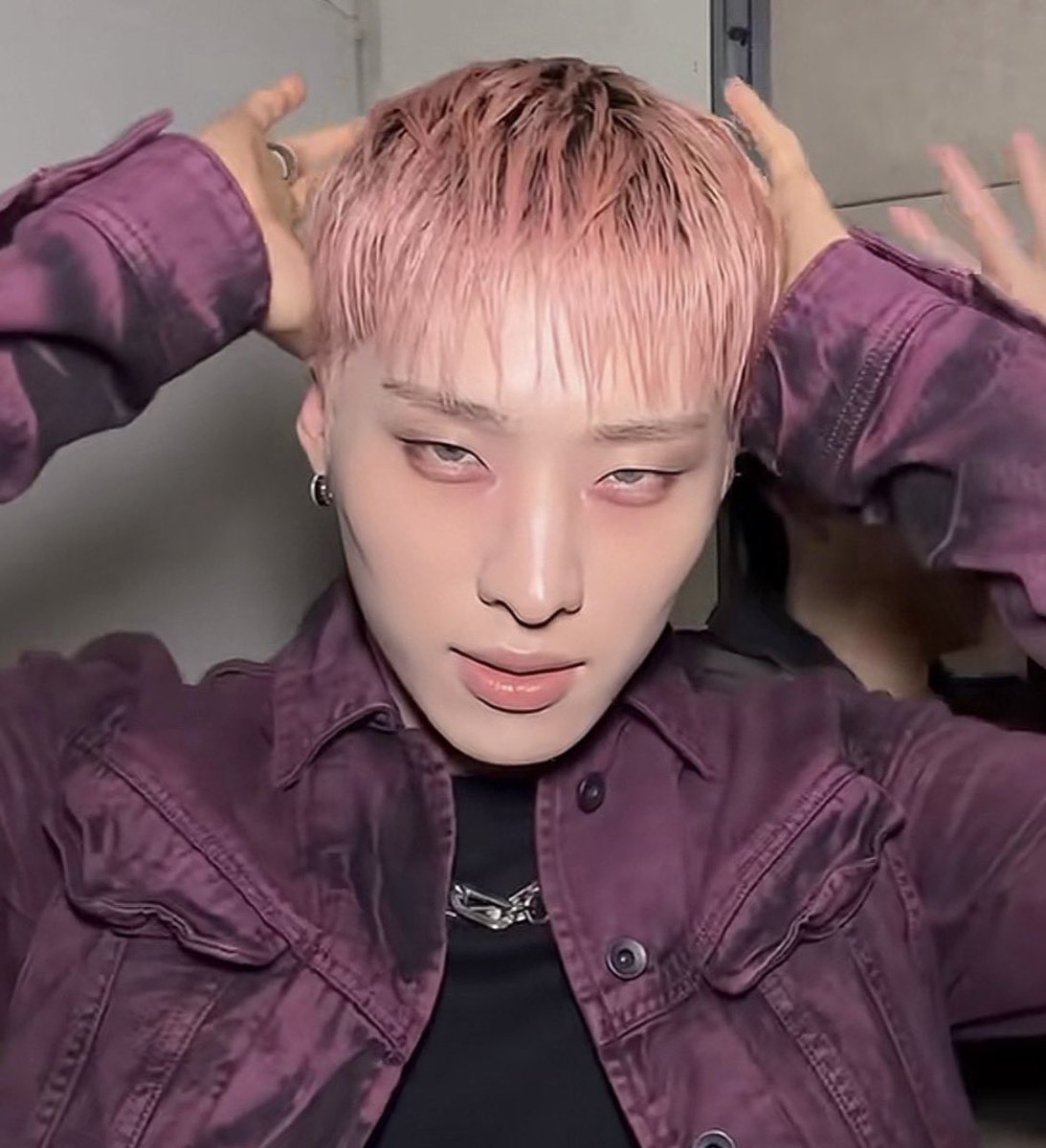blackllace's tweet photo. people don't talk about keeho being one of the best 4th gen visuals enough his mug is literally blinding https://t.co/iaWZFyhhmp
