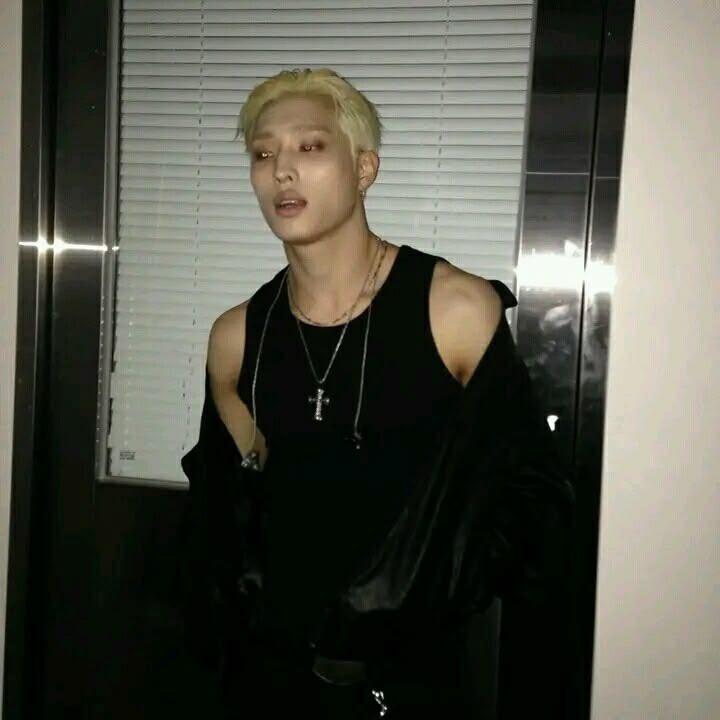blackllace's tweet photo. people don't talk about keeho being one of the best 4th gen visuals enough his mug is literally blinding https://t.co/iaWZFyhhmp