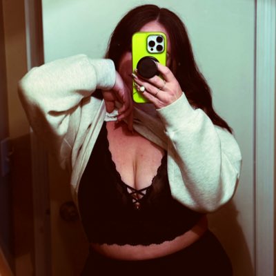 imjustpeachyrae's tweet photo. just missing hickies and bite marks 💭 https://t.co/z82kVNOoWI