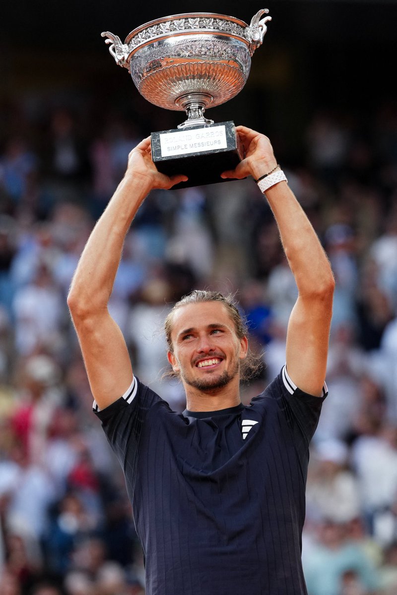 Imvaho_Nshya's tweet photo. Umudage Alexander Zverev yegukanye Irushanwa rya French Open mu bagabo nyuma yo gutsinda Umutaliyani Flavio Cobolli amaseti 3-2 (6-1, 4-6, 6-4, 6-7, 6-1), iba iya mbere atwaye mu mateka ye.

Inkuru irambuye ⤵️
➡️:https://t.co/QCa82bT7qc https://t.co/T8q3Y20BUg