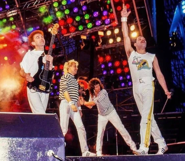 PatlovesFreddie's tweet photo. 📍 7 June 1986 
Queen performed to a SOLD-OUT audience of 37,500 enthusiastic fans packed into The Råsunda Fotbollsstadion, Stockholm, Sweden 🇸🇪
Freddie and John’s final tour with the greatest band ever 🥹 https://t.co/83qMb64EeK