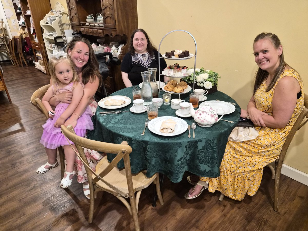 MWeezyEX's tweet photo. Bachlorette Tea Party https://t.co/NhUHRiT6Km