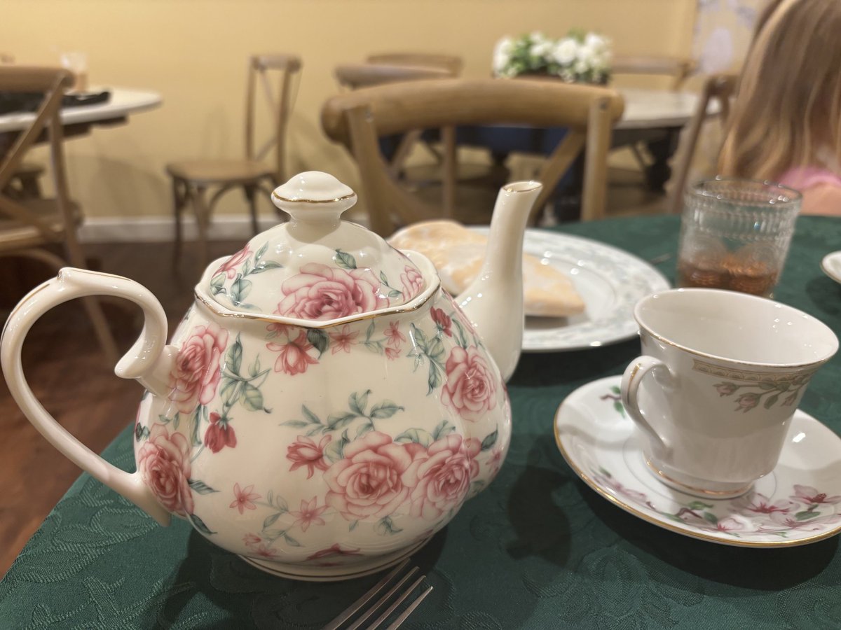 MWeezyEX's tweet photo. Bachlorette Tea Party https://t.co/NhUHRiT6Km