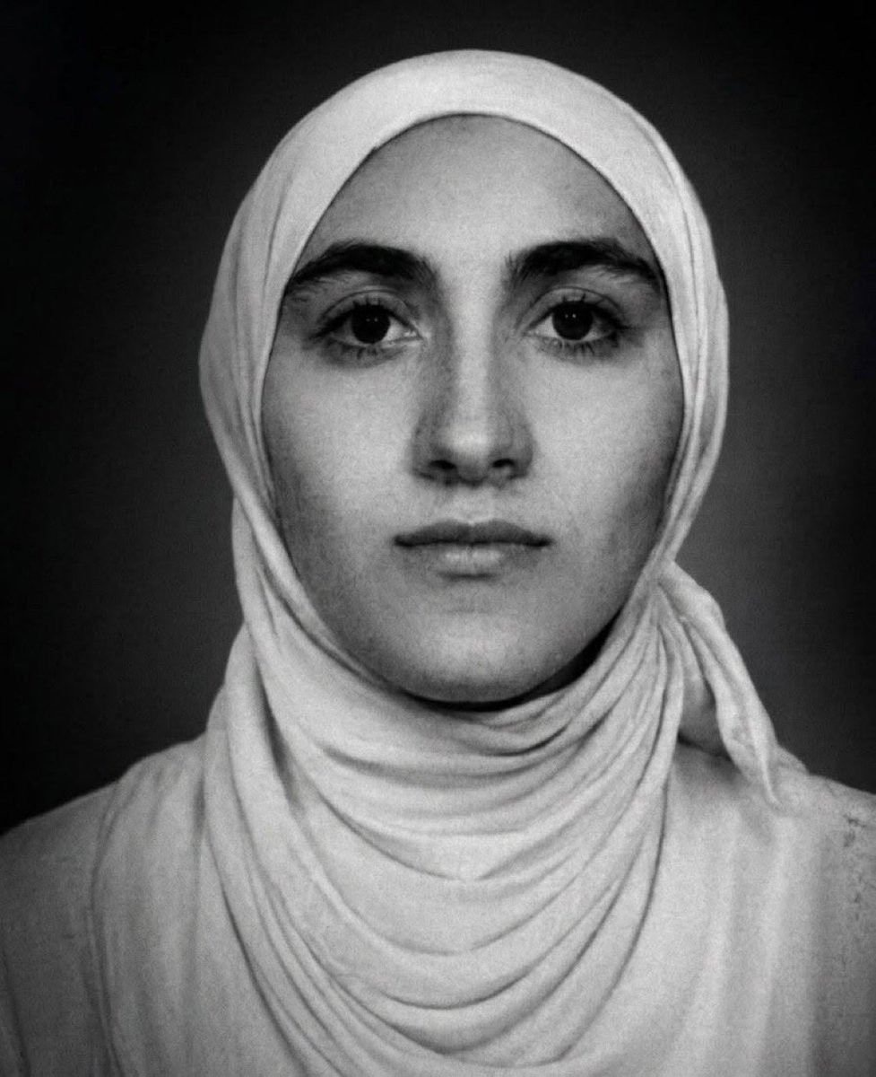 rojdaaltintas's tweet photo. Hanaa Ebu Zeynep, 19 yaşında Suriyeli bir üniversite öğrencisiydi.

Konya Meram’da sigortasız çalıştığı kafenin deposunda, asılı bulundu.

Dosya intihar olarak kayıtlara geçse de ailesi, “Hayata neşeyle bağlıydı” diyerek ölümünü şüpheli buluyor. https://t.co/ZKx7zs4Ar8