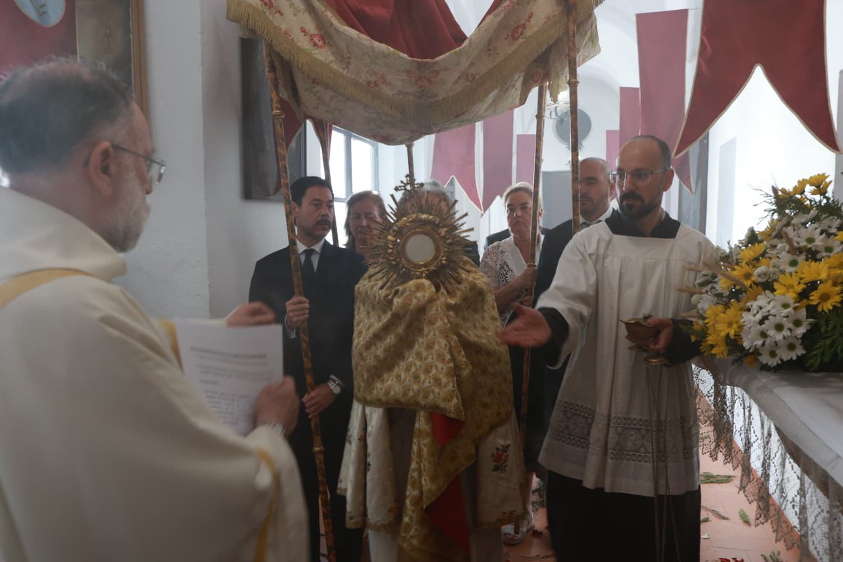hdadhumeros's tweet photo. ◾️𝐂𝐎𝐑𝐏𝐔𝐒 𝐂𝐇𝐑𝐈𝐒𝐓𝐈 

Con motivo del Año Jubilar de los 325 años de la fundación del Convento de Santa Rosalía, hemos celebrado la Eucaristía y Procesión Claustral del Corpus Christi. 

📷 @jujoveca

#conventosantarosaliasevilla
#hermandadrosariodeloshumeros https://t.co/ZTBr1eESkF