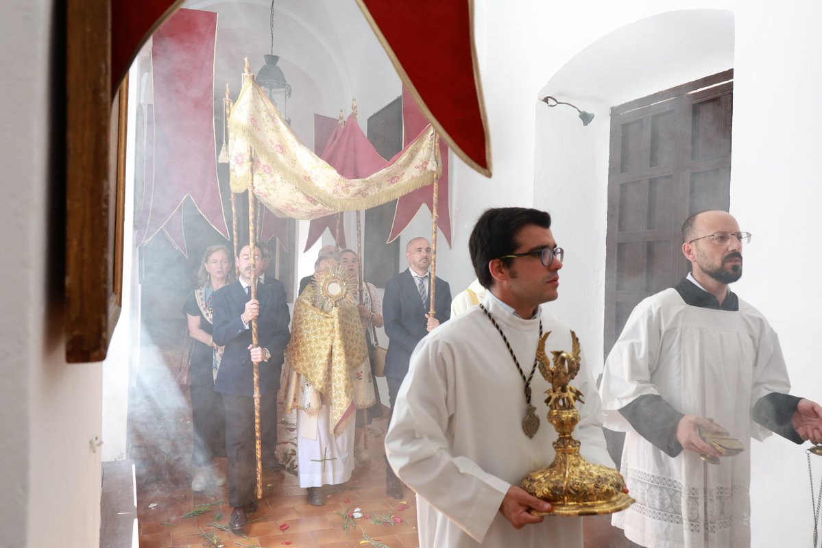 hdadhumeros's tweet photo. ◾️𝐂𝐎𝐑𝐏𝐔𝐒 𝐂𝐇𝐑𝐈𝐒𝐓𝐈 

Con motivo del Año Jubilar de los 325 años de la fundación del Convento de Santa Rosalía, hemos celebrado la Eucaristía y Procesión Claustral del Corpus Christi. 

📷 @jujoveca

#conventosantarosaliasevilla
#hermandadrosariodeloshumeros https://t.co/ZTBr1eESkF