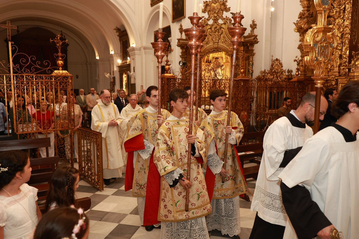 hdadhumeros's tweet photo. ◾️𝐂𝐎𝐑𝐏𝐔𝐒 𝐂𝐇𝐑𝐈𝐒𝐓𝐈 

Con motivo del Año Jubilar de los 325 años de la Fundación del Convento de Santa Rosalía, hemos celebrado la Eucaristía y Procesión Claustral del Corpus Christi. 

📷 @jujoveca

#conventosantarosaliasevilla
#hermandadrosariodeloshumeros https://t.co/xAcqUY7BXd