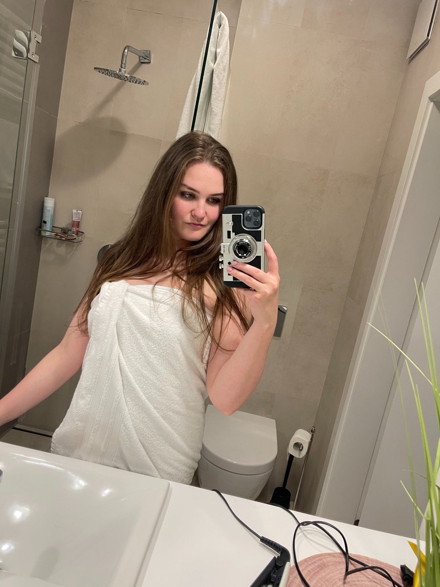 xsoftobsession's tweet photo. Getting ready to wash the weekend away... 🚿🧼 
But I had to take a quick selfie before the makeup comes off ✨ https://t.co/KbFw95Yc12