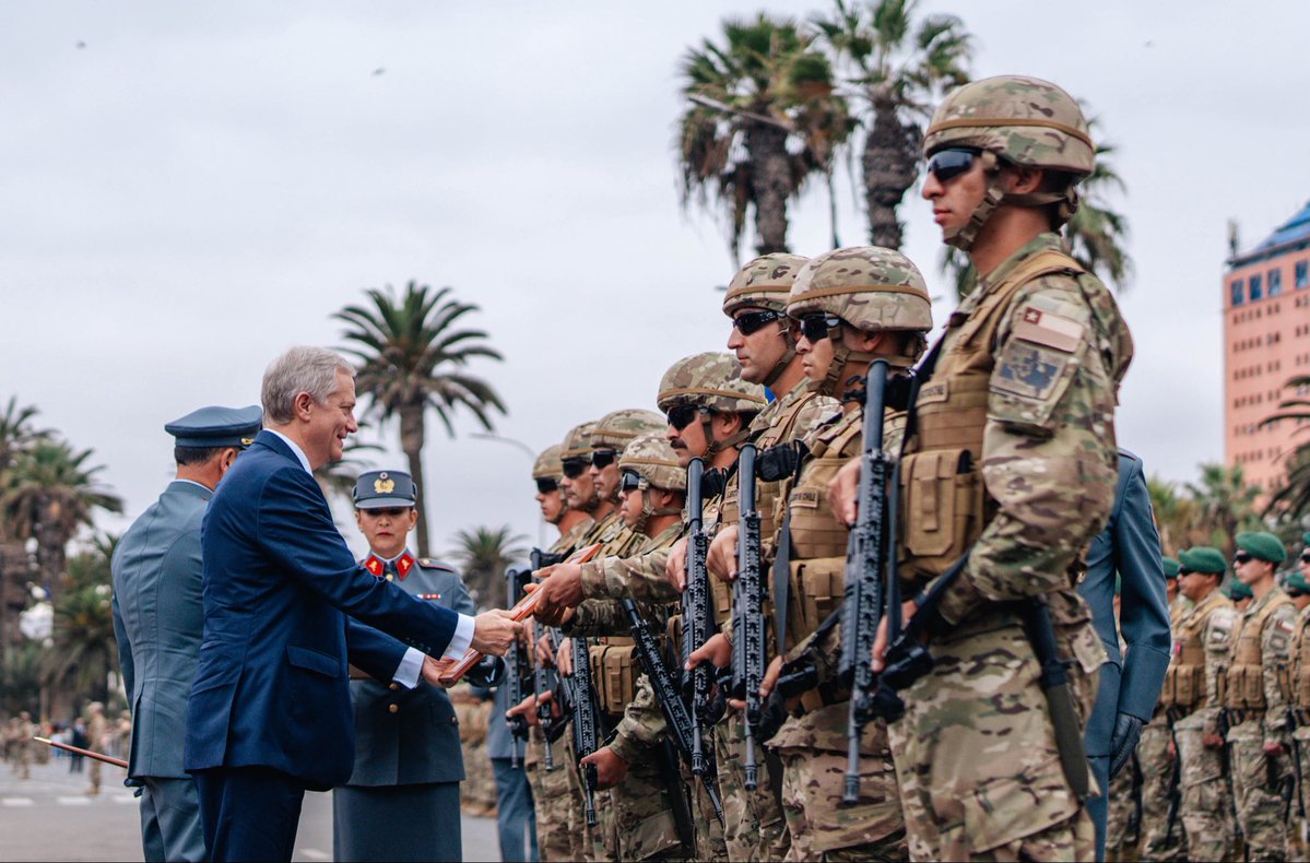 Oficina_Pdte's tweet photo. En Arica, el Presidente José Antonio Kast encabezó las actividades de conmemoración de la Toma del Morro, una fecha que recuerda el valor y sacrificio de quienes forjaron nuestra historia. La jornada reunió a autoridades, Fuerzas Armadas y vecinos en una ceremonia cargada de tradición y orgullo nacional 🇨🇱