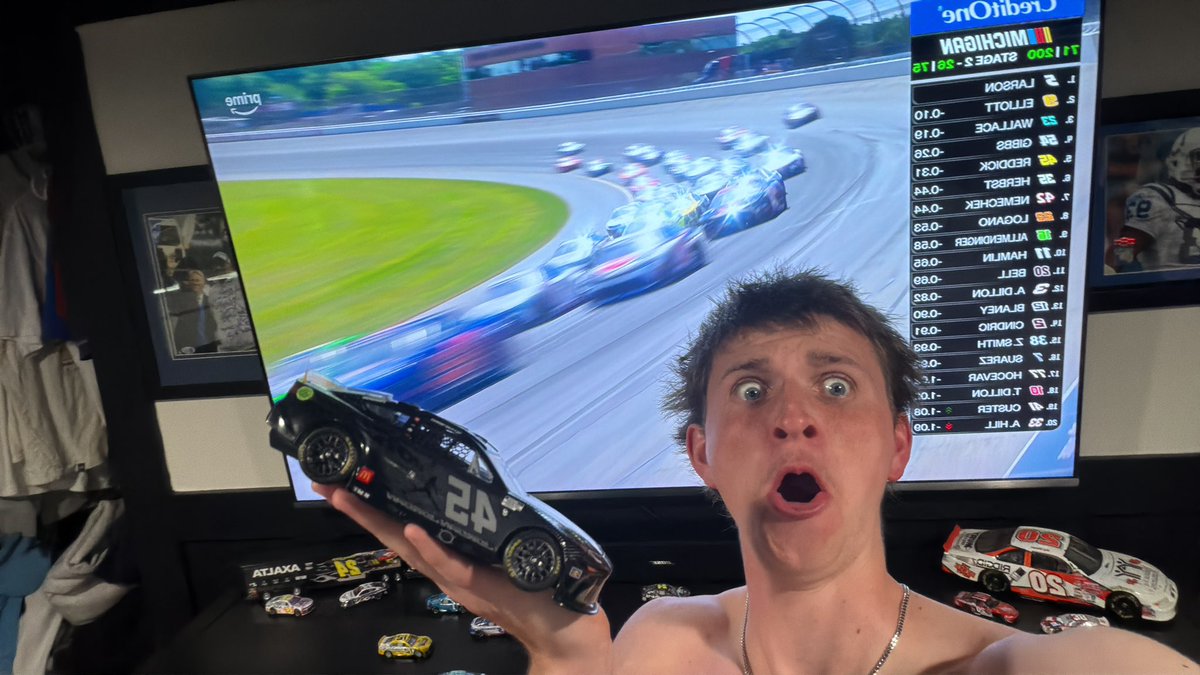 littlechudman's tweet photo. Come on Reddick bring er home just started stage 2 feeling good!!! 🏁🏁🏁 #nascar #stage2 #racing #letsgoracing #dawg @TylerReddick https://t.co/gpEbI2fbA2