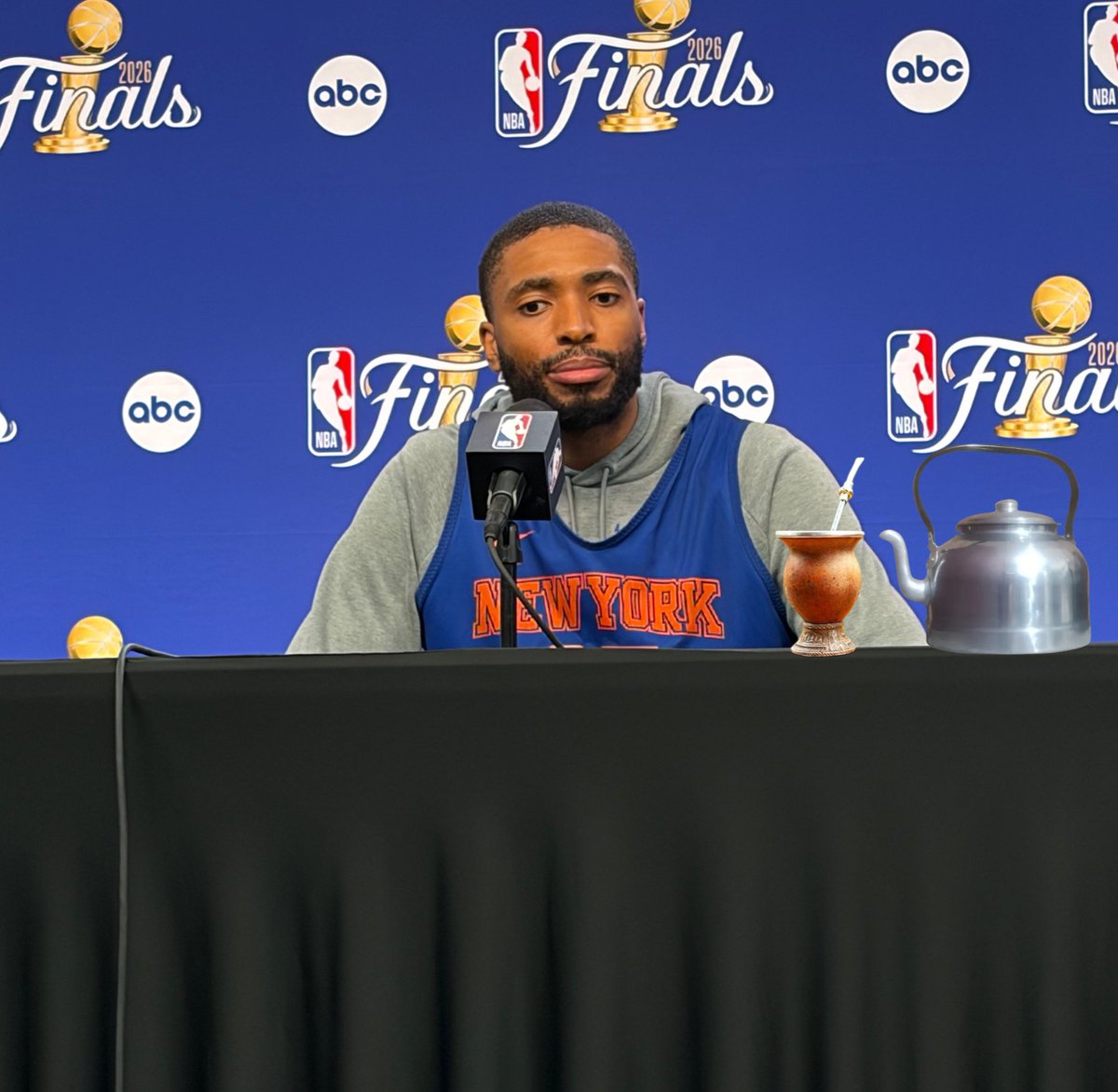 EMaximowic56086's tweet photo. Mikal Bridges en conferencia: "Cuando estuve en Chaco aprendí a tomar mate, que ahora se convirtió en una especie de ritual antes de cada partido, el trabajo aún no termina". Vamos Knicks, 2 más 💙🤎 https://t.co/RID2R917js