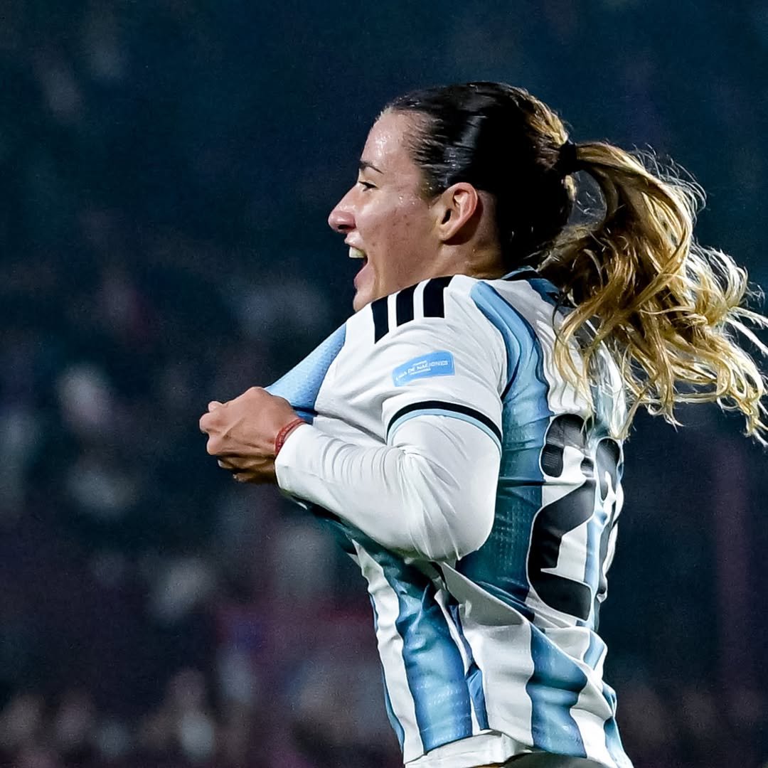 mundopelotanet's tweet photo. 👧🇦🇷 Argentina tiene a las dos goleadoras MÁS JÓVENES de la Liga de Naciones Femenina de la CONMEBOL:

➜ Annika Paz — 16 años y 345 días vs Uruguay en la J2.
➜ Mercedes Diz — 17 años y 101 días vs Perú en la J8.

Datazo de @FutbolerasAR. #LNF https://t.co/z0p5swJ5fa