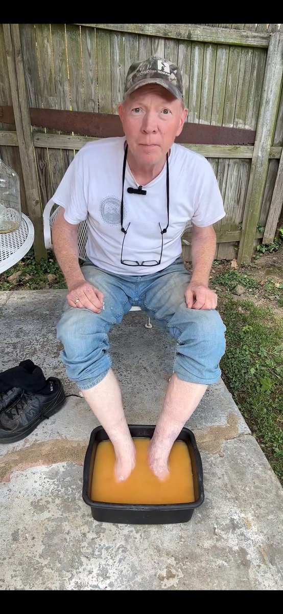 jgmckee412's tweet photo. Soaking my feet in apple cider vinegar. https://t.co/BaiaH0fhz1