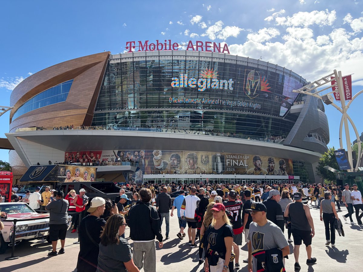 BMorelan30858's tweet photo. @stevemcomedy I dunno about half the arena, but the 4 of us left a minute before the winner because we’d booked a sitter taking into account for overtime but not double overtime. Shrug https://t.co/ly10h97552
