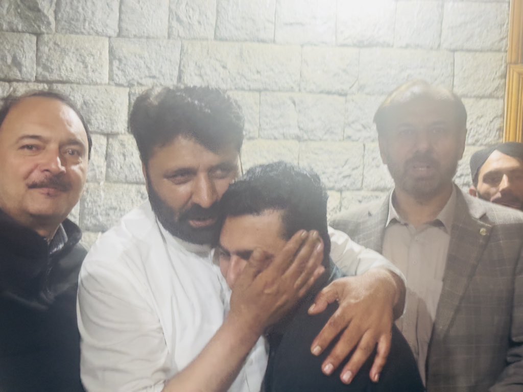 iAliTrimzi's tweet photo. وزیر اعلیٰ کے امیدوار امجد حسین ایڈوکیٹ کو شاندار فتح پر مبارکباد دیتے ہوئے ۔ ✌️🏹

#گلگت_میں_تیرچلےگا https://t.co/9UvjKZvpXK