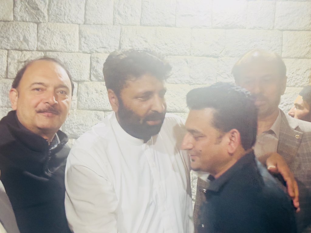 iAliTrimzi's tweet photo. وزیر اعلیٰ کے امیدوار امجد حسین ایڈوکیٹ کو شاندار فتح پر مبارکباد دیتے ہوئے ۔ ✌️🏹

#گلگت_میں_تیرچلےگا https://t.co/9UvjKZvpXK