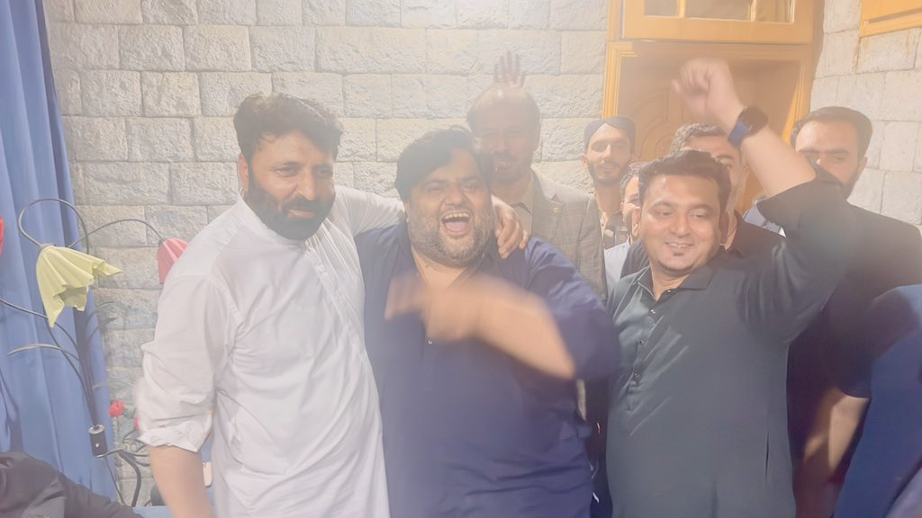 iAliTrimzi's tweet photo. وزیر اعلیٰ کے امیدوار امجد حسین ایڈوکیٹ کو شاندار فتح پر مبارکباد دیتے ہوئے ۔ ✌️🏹

#گلگت_میں_تیرچلےگا https://t.co/9UvjKZvpXK