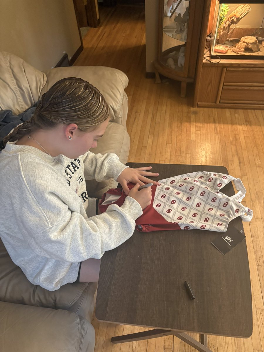 mngymmom's tweet photo. I’m going to be listing some signed GK OU leos and signed posters. The proceeds from the sale of these items will be going to Lily’s aunt/godmother who is battling Multiple Myeloma. Please share with anyone you know who might be interested in purchasing any items signed by Lily. https://t.co/RAJQCwkmc7