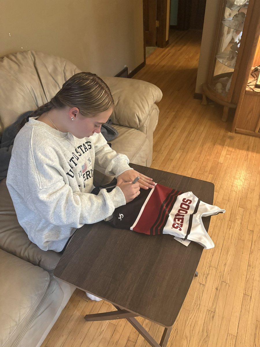 mngymmom's tweet photo. I’m going to be listing some signed GK OU leos and signed posters. The proceeds from the sale of these items will be going to Lily’s aunt/godmother who is battling Multiple Myeloma. Please share with anyone you know who might be interested in purchasing any items signed by Lily. https://t.co/RAJQCwkmc7