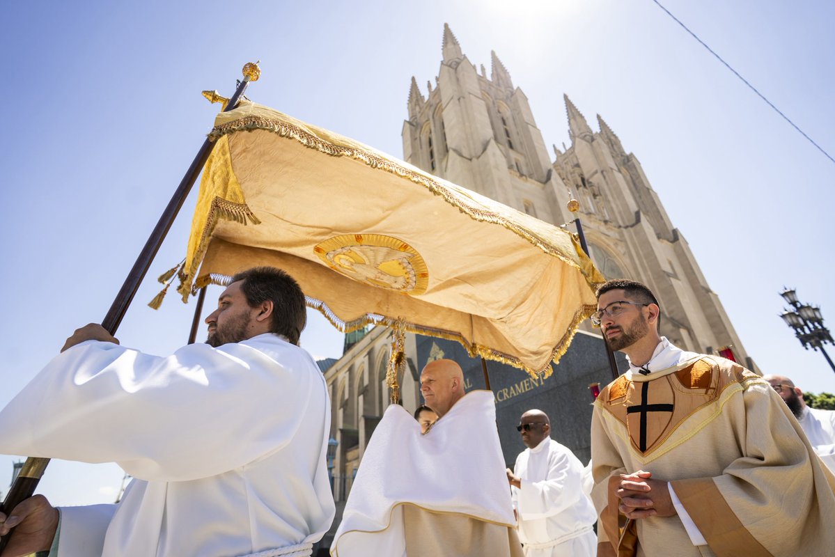 ArchofDet's tweet photo. The faithful of the Archdiocese of Detroit gathered at the Cathedral of the Most Blessed Sacrament for the Corpus Christi Mass &amp; a Eucharistic Procession with @DetArchbishop. https://t.co/0PQpCQF4FE