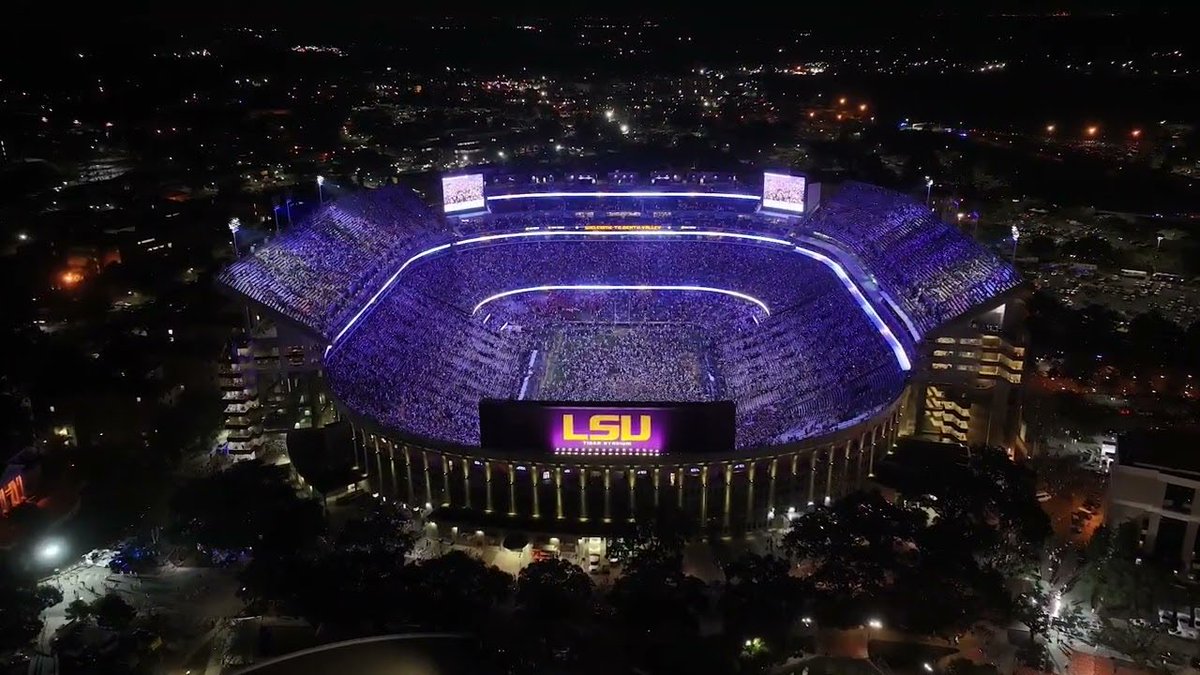 GeneralNoleus's tweet photo. @northernchelsea Even our university stadiums are more soulful than those steel scaffolding dumps. The more I see from the UK the more of a 3rd world dump it looks. https://t.co/6nYWehLr5j