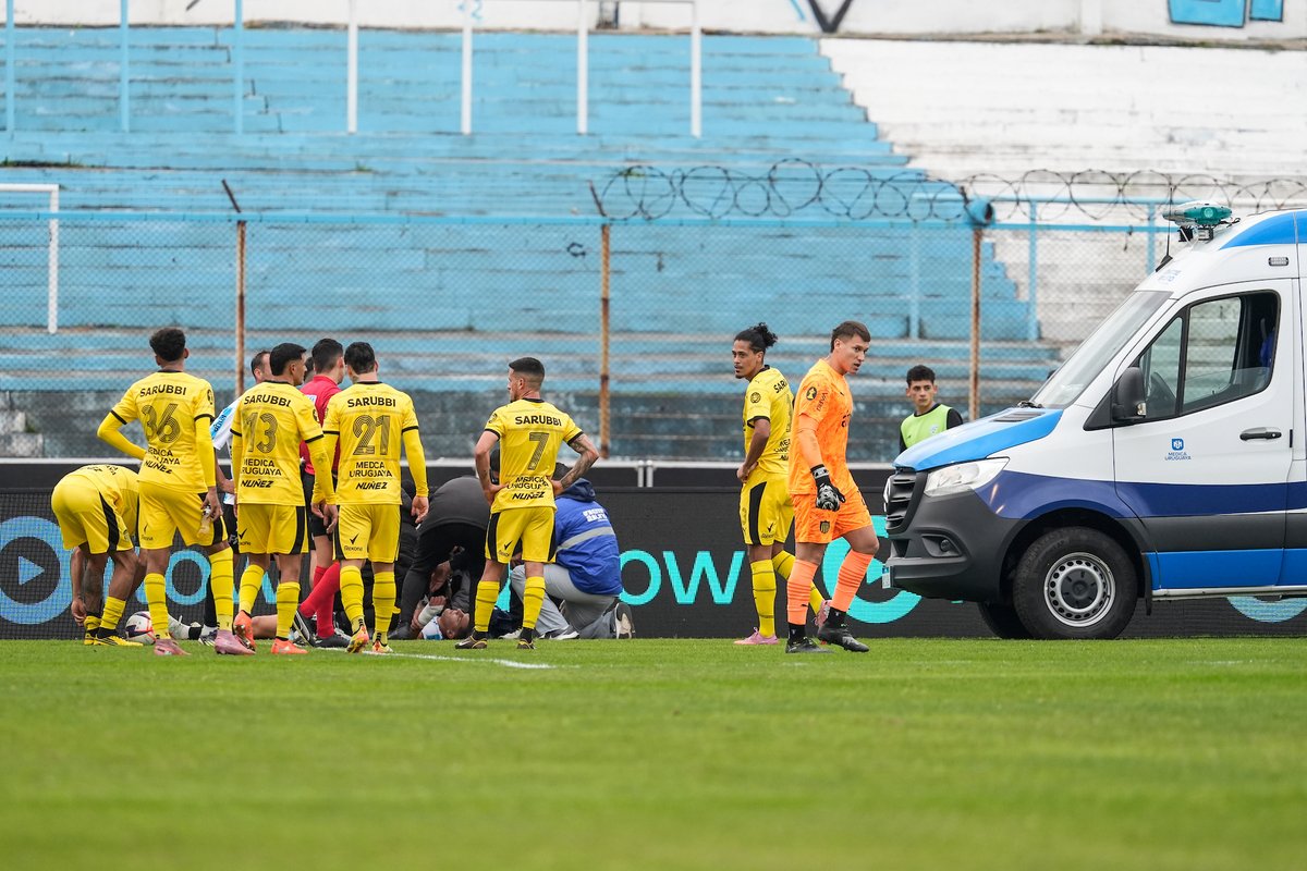 ElEspectadorUy's tweet photo. 🗣️ Augusto Cambón sufrió una fractura de muñeca con desplazamiento. Debió ser atendido por la sanidad de Peñarol en la cancha ya que la sanidad de Cerro no tenía materiales para hacerlo.

ℹ️ Info de Fernando Castro en 𝐄𝐥 𝐄𝐬𝐩𝐞𝐜𝐭𝐚𝐝𝐨𝐫 𝐃𝐞𝐩𝐨𝐫𝐭𝐞𝐬

📻 810 AM · 92.5 FM
▶️ https://t.co/e4IaCZ2pJn