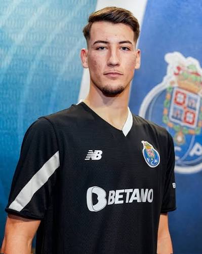 Turm4DoBar's tweet photo. Alverca está com os olhos em Gonçalo Ribeiro, GR da equipa sub-19 e b do porto 
Internacional Sub-21 por Portugal
entre a equipa B e sub-19 realizou 20 Jogos 
tem contrato com o FC Porto até 2028

Sérgio Ferreira conhece bem o jogador https://t.co/gLGCnb2YtV