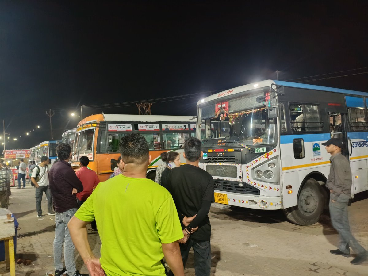 ajaysinghal_aks's tweet photo. ये उत्तराखंड व उ.प्र. सरकार द्वारा अनुबंधित यात्री प्लाजा है।लूट का अड्डा बना है। यह गढ़ और हापुड़ के मध्य है।जहां अब रेलनीर भी 14 रुपए में उपलब्ध है। वहीं दोनों राज्यों की सरकारें भीषण गर्मी में सबसे आवश्यक वस्तु जल 30/- में बेच रही है। @myogiadityanath @pushkardhami https://t.co/p4EykiPZG2