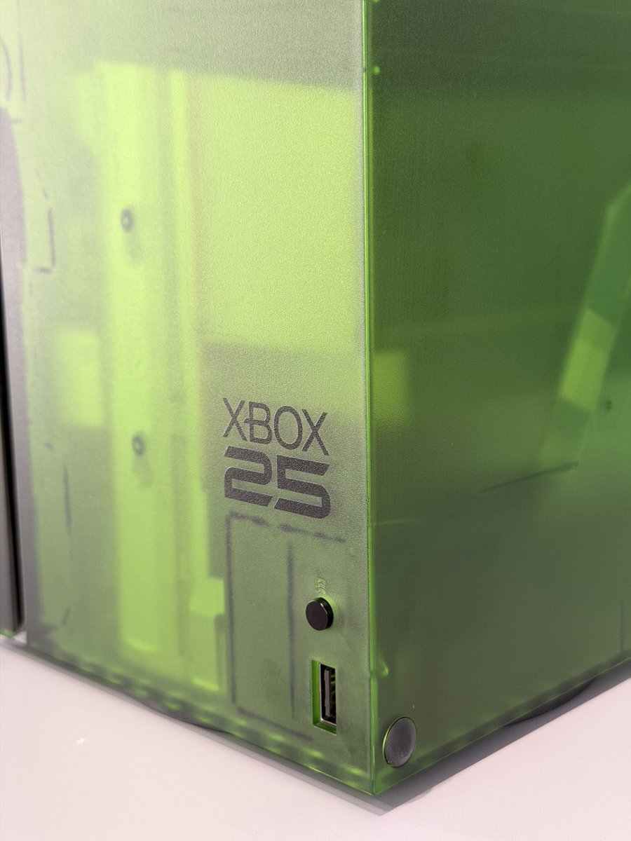 farzam_plays's tweet photo. Close ups on the Xbox Series X25 https://t.co/drXy66Jx5G