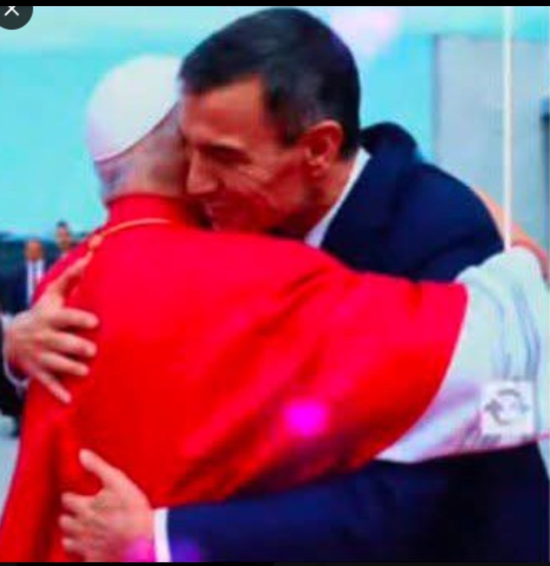 YConcisa's tweet photo. @AsturCuervo Un ser humano bueno abrazando a otro buen ser humano, Feijóo no lo es porque no quiere. https://t.co/5hfDl85gcO