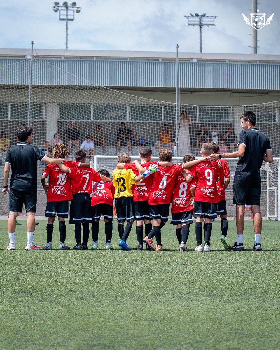 AcademyTF_'s tweet photo. 𝗧𝗛𝗘 𝗝𝗢𝗨𝗥𝗡𝗘𝗬 𝗕𝗘𝗚𝗜𝗡𝗦 🚀🏆

Tanquem la nostra primera participació a el @rondotorneo amb unes sensacions immillorables. Futbol, convivència, experiències i molt aprenentatge durant tot el torneig. 🔴⚫️

🔜 Pròxima parada: 𝗠𝗔𝗗𝗖𝗨𝗣 🔥

#AcademyTotalFC https://t.co/mEXU7zm6GQ