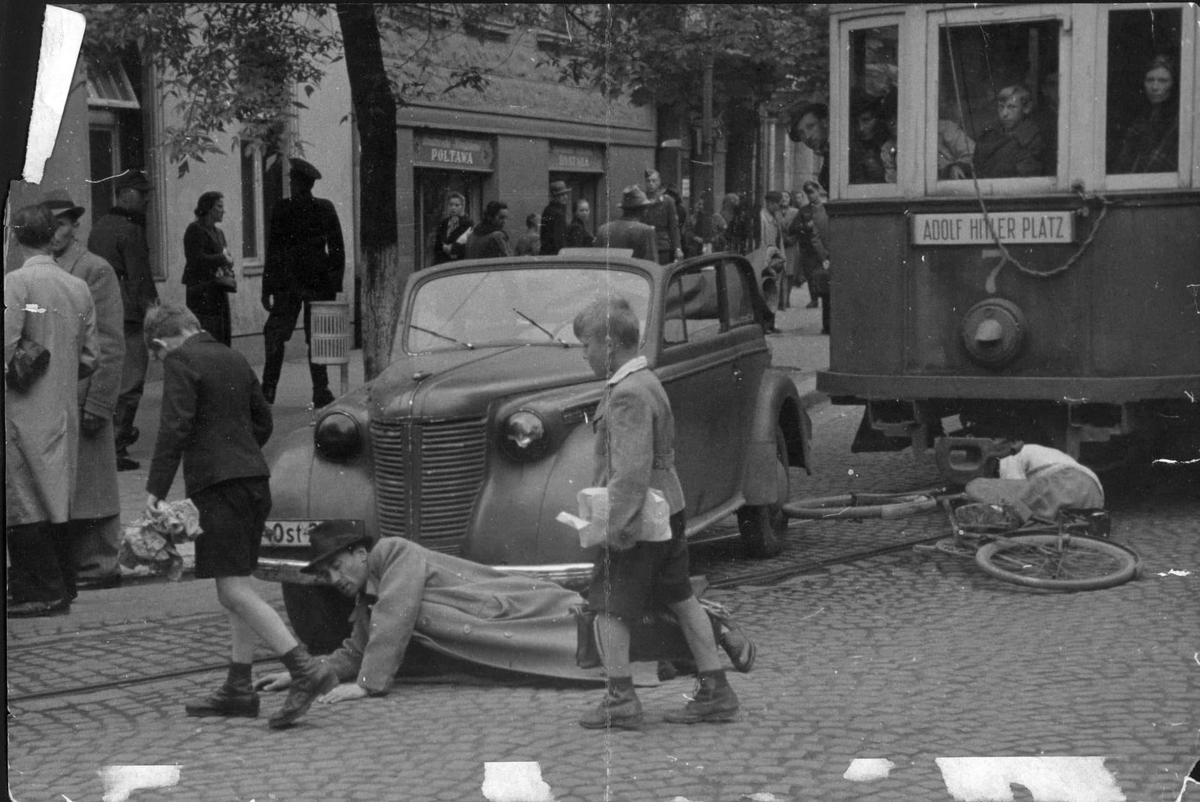 KirkKapitan's tweet photo. Dla ciekawych - wypadek drogowy w Krakau w 1941; opieka policyjna nie pomogła. Hauptstrasse wychodziła na Adolf-Hitler-Platz, gdzie linia Strassenbahn mieszała się z ruchem drogowym. No i kozak na das Fahrrad sobie też narobił. https://t.co/Gn9FAmWpPF