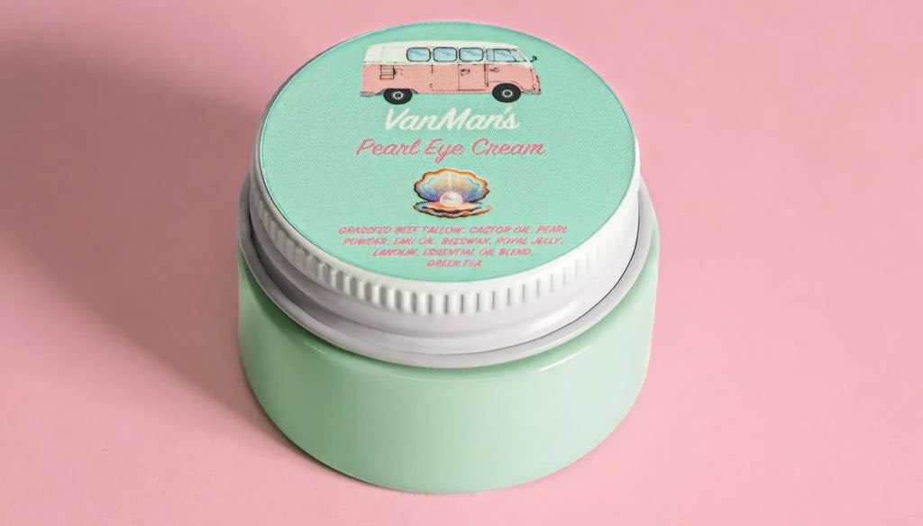 Man_with_a_van's tweet photo. Pearl powder and castor oil applied to the eyelids.  Or VanMan’s Pearl Eye Cream https://t.co/DngFXyI1v0