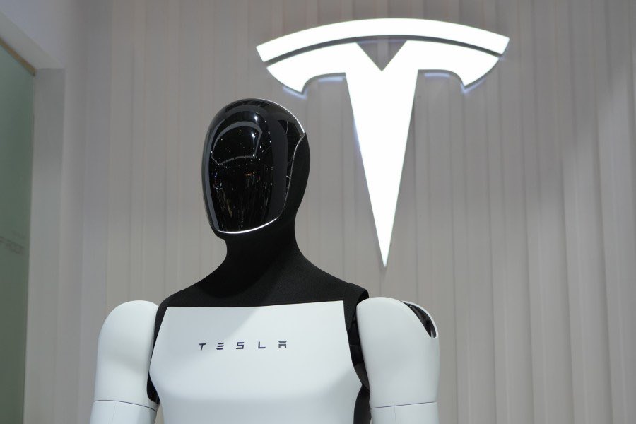 KyleVedder's tweet photo. if you take humanoid maxis at their word, they’re the swiss army knife of robots

but if they can be easily slotted into any role, their deployments have no stickiness bc a competitor can also easily replace them

they have to monopoly win or margins go to zero

bearish https://t.co/5Tk9fcEJt7