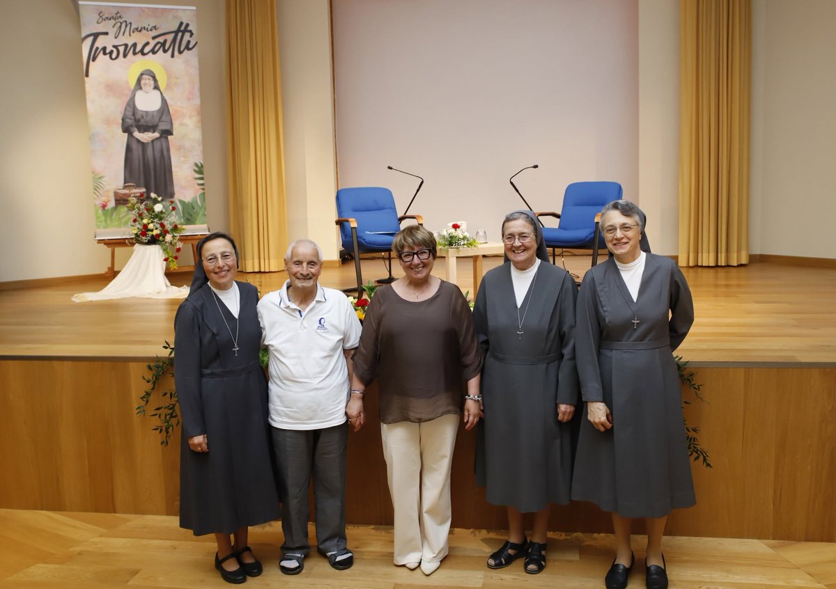 Cgfmanet_Org's tweet photo. #6giugno2026 A Roma, Casa Generalizia #FMA, presentazione della nuova biografia di #SantaMariaTroncatti, "«Vamos!» Una luce nella selva", edito da @paoline_it, con l'autrice Federica Storace e il Sig. Cosimo Cossu, coadiutore SDB. Rivedi la diretta 👉 https://t.co/IHVj844Y4B https://t.co/QVG3ECxWCk