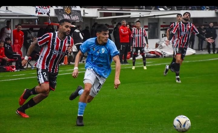 ColoAlvarez_'s tweet photo. Pasó lo esperado: la racha de local se cortó ante el primer rival serio.  Chacarita dio pena con Temperley. Jugó mal, defendió peor y falló las chances que tuvo. La campaña es de descenso y no se puede errar en el MdP. Debería ser fin de ciclo para muchos, incluido el DT. https://t.co/OE7bfS0P51