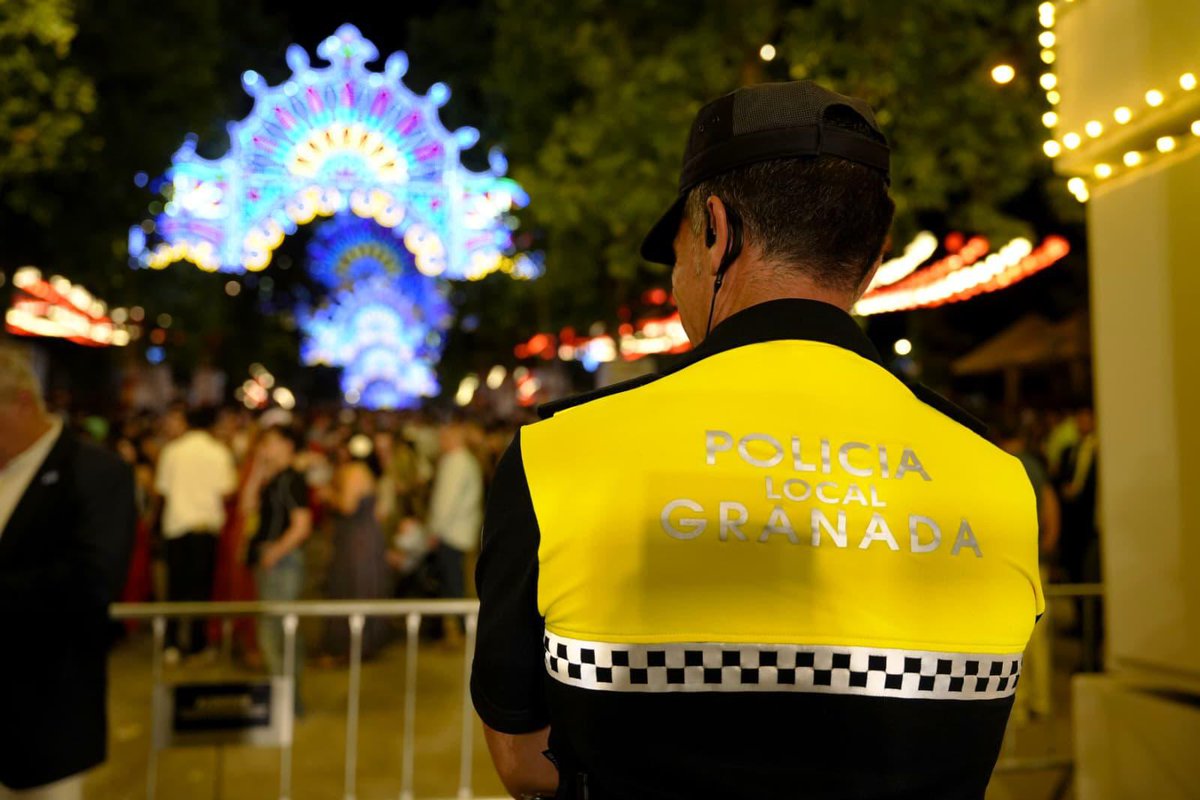 aytogr's tweet photo. Concluida nuestra feria del #Corpus, no podemos más que agradecer la labor de todos los agentes de Policía Local, bomberos, voluntarios de Protección Civil y Cruz Roja, operarios de limpieza, conductores del servicio de transporte público (1/2) https://t.co/d4EPPXnK4I