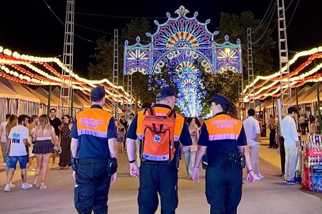 aytogr's tweet photo. Concluida nuestra feria del #Corpus, no podemos más que agradecer la labor de todos los agentes de Policía Local, bomberos, voluntarios de Protección Civil y Cruz Roja, operarios de limpieza, conductores del servicio de transporte público (1/2) https://t.co/d4EPPXnK4I