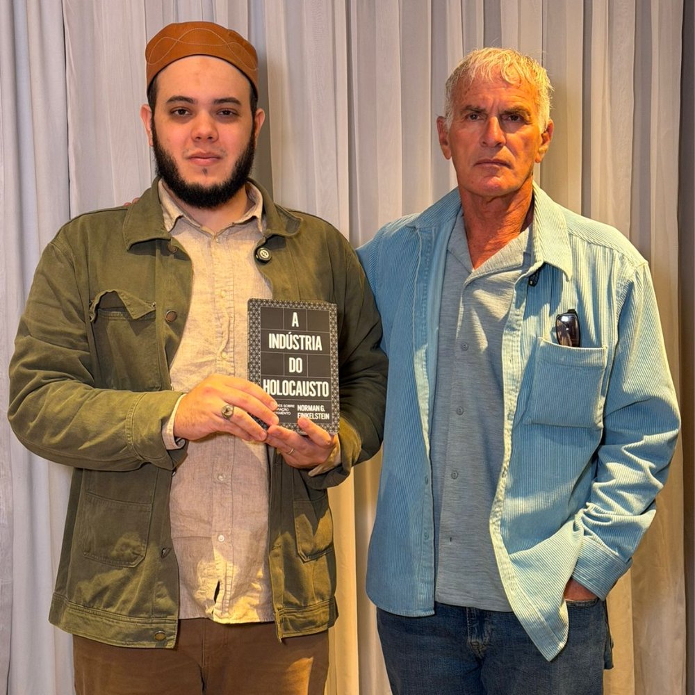 MansurPeixoto's tweet photo. Tivemos o privilégio de nos encontrar com Norman Finkelstein, cientista político, professor e um dos mais conhecidos estudiosos da Questão Palestina. Filho de sobreviventes do Holocausto, Finkelstein tornou-se uma voz internacionalmente reconhecida por suas análises sobre a questão palestina, suas críticas às políticas do Estado de Israel e seus estudos sobre a instrumentalização política da memória do Holocausto.

Finkelstein está no Brasil para o lançamento da nova edição de seu livro "A Indústria do Holocausto: Reflexões sobre a Exploração do Sofrimento Judeu", publicado pela Autonomia Literária. Durante sua passagem pelo país, participou de debates e atividades na Feira do Livro, em São Paulo, reunindo leitores, pesquisadores e ativistas interessados em suas reflexões sobre Palestina, memória histórica e política contemporânea.

Nosso encontro também rendeu uma conversa exclusiva. Realizamos uma entrevista com Norman Finkelstein que será lançada em breve, em português, em nosso canal no YouTube. Fiquem atentos!

Aos interessados, adquiram o livro no site da Autonomia Literária: https://t.co/PZoTnURwra