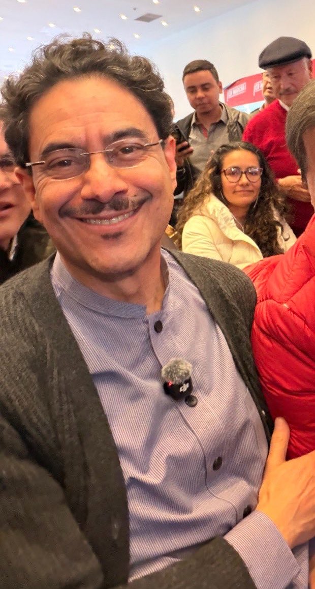 EstherCastroL's tweet photo. #ConCepedaGanaColombia

Yo si sabía que @IvanCepedaCast era comunista porque Stalin…disimo.

😋🫰🏻 https://t.co/GgC0cQYG7t