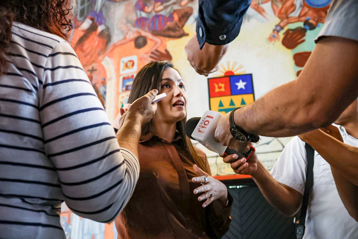 OsorioMariaJose's tweet photo. Un abrazo con todo mi afecto a mis amigas y amigos comunicadores. Ustedes son portavoces del cuarto poder, gracias por defenderlo con veracidad y profesionalismo.

#LibertadDeExpresión https://t.co/YP7Xwmim6k
