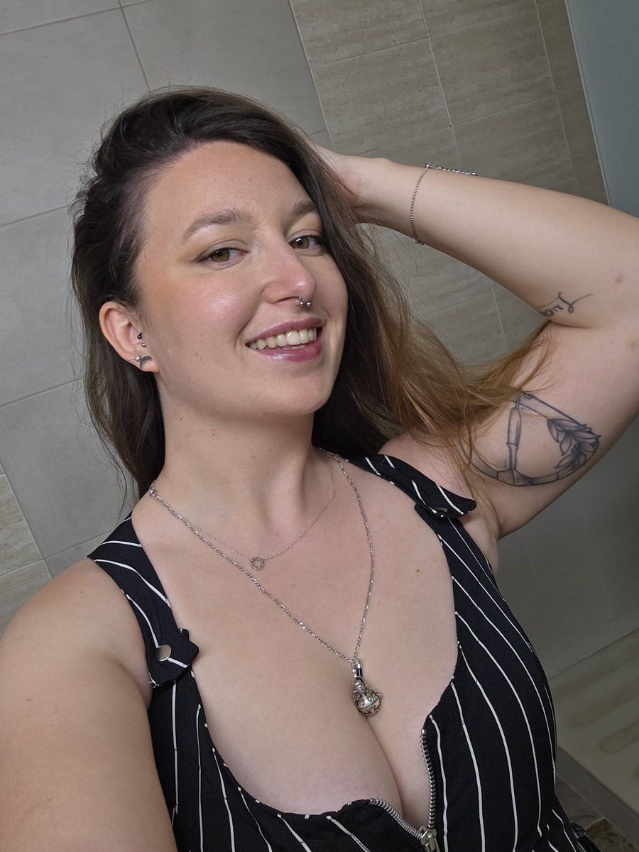 xLyax8's tweet photo. a little dressed up, a little trouble 😘💋

#selfie #prettygirl #brunette #teasing #flirty #curves #cleavage #girlsofx #onlyfansmodel #cutebutdangerous #weekendmood https://t.co/fIMPGLzitA