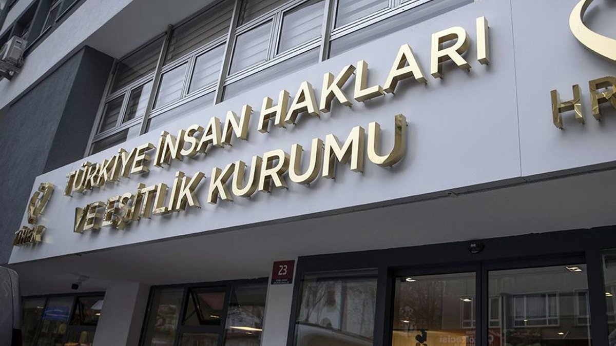 KAFFED's tweet photo. ÇERKESLERE YÖNELİK AYRIMCILIĞI VE NEFRET SÖYLEMİNİ TİHEK’E ŞİKAYET EDİYORUZ

Ötüken Neşriyat Genel Yayın Yönetmeni sıfatı ile Göktürk Ömer Çakır tarafından  X (eski adı ile Twitter) sosyal medya platformunda Mustafa Batuhan Bozkurt tarafından yazılan “Kafter” adlı kitabın tanıtımına ilişkin yapılan paylaşımda Çerkeslere yönelik etnik temelde ayrımcılık ve nefret söylemi içeren ifadelere yer verilmiştir. Hak ihlali niteliğindeki ifadeler nedeniyle Ötüken Neşriyatı ve Genel Yayın Yönetmeni Göktürk Ömer Çakır’ı şiddetle kınıyoruz.

Demokratik toplum düzeninde hiçbir şekilde yeri olmayan ayrımcılık ve nefret söylemi, toplumsal barışı sabote eden niteliğinin yanı sıra anayasaya ve yasalara da açıkça aykırıdır. Türkiye’nin taraf olduğu uluslararası anlaşmalar ve bu anlaşmaların uygulanmasının denetimini yapan uluslararası mekanizmalar açısından da etnik temelde ayrımcılık ve nefret söylemi, önlenmesi ve cezalandırılması gereken hususlardır.

Ülkemizde ayrımcılık ve nefret söylemi konusunda en yetkili kuruluş 6701 sayılı Kanun ile Türkiye İnsan Hakları ve Eşitlik Kurumu (TİHEK) olarak belirlenmiştir.  Ayrımcılık yasağı ihlalinden zarar gördüğü iddiasında bulunan her gerçek ve tüzel kişi, ihlal iddiası ile kamu kurumları, özel hukuk tüzel kişilikleri ve gerçek kişiler hakkında Kuruma başvuru yapabilmektedir. İhlal tespiti halinde idari para cezası uygulanmaktadır. Dava açma süresi içinde Kuruma yapılan başvurular işlemeye başlamış olan dava açma süresini durdurur. Dolayısıyla TİHEK başvuruya ilişkin karar verdikten sonra konunun yargıya taşınması mümkündür.

Bu çerçevede, Federasyonumuz yetkili kurullarında alınan karar doğrultusunda, TİHEK’in kurumsal başvurularda sivil toplum kuruluşlarının taraf ehliyeti konusunda dar yorumda bulunma teamülünü de gözeterek öncelikle ve hızlıca KAFFED Yönetim Kurulu, üye derneklerimizin yöneticileri, dernek üyelerimiz ve duyarlı soydaşlarımız tarafından bireysel başvuruların yapılmasına karar verilmiştir. Kurumsal başvurular da gerekli hazırlıklar tamamlanarak en kısa zamanda ayrıca yapılacaktır.

Bu çerçevede hazırlanan örnek başvuru formu içeriği ve ekleri web sayfamızdan ve sosyal medya hesaplarımızdan paylaşılmıştır. TİHEK Online Başvuru Sistemi bu başvuru için yetersiz olduğundan paylaştığımız kurumun resmi bireysel başvuru formunun doldurularak imzalanması ve ekleri ile birlikte;
a)Valilik ve Kaymakamlıklar aracılığı ile TİHEK’e gönderilmesi veya
b)Kurumun adresine (Türkiye İnsan Hakları ve Eşitlik Kurumu Kocatepe Mah. Yüksel Cad. No: 23 06420, Kızılay-ANKARA) posta ile gönderilmesi gerekmektedir.

TİHEK tarafından verilecek karar sonrası gerekli adli ve idari süreçlerin işletilmesi konusunda da konuyu yakından takip etmeye devam edeceğiz.

EK DOSYALAR:
1- TİHEK BAŞVURU FORMU
https://t.co/4AI8jM9Y9c

2- PAYLAŞIMA AİT GÖRÜNTÜ DOSYASI
https://t.co/Tgtn1pbyYI

3- PROFİLE AİT GÖRÜNTÜ DOSYASI
https://t.co/i74Dr4dUfk

Website Link: https://t.co/RcftGBhxMV